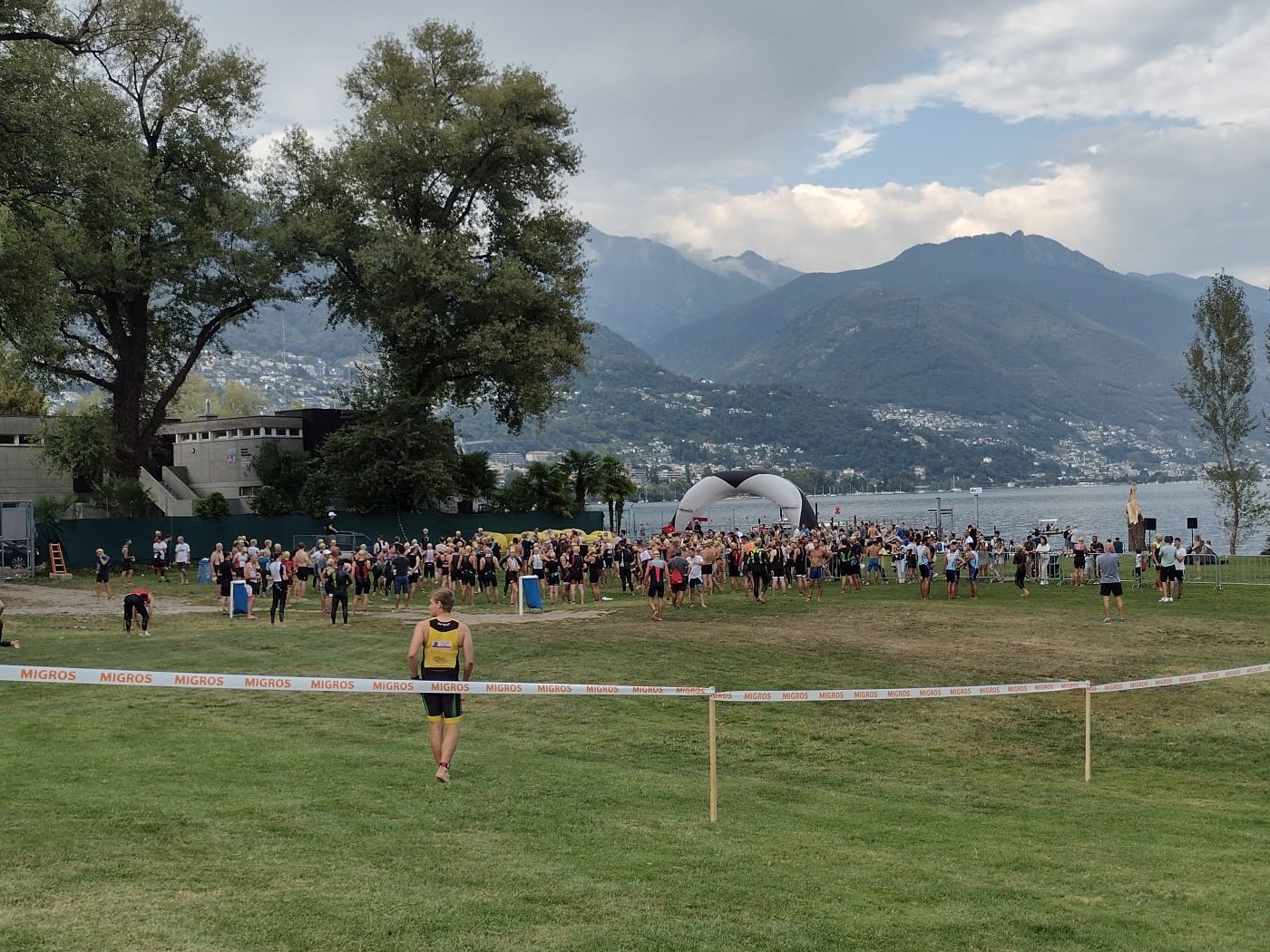 Schlange vor dem Start ins Wasser beim Triathlon Locarno 2021